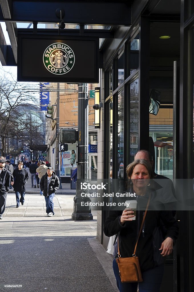 Starbucks les clients quittent le magasin à Seattle, dans l'État de Washington - Photo de Adulte libre de droits