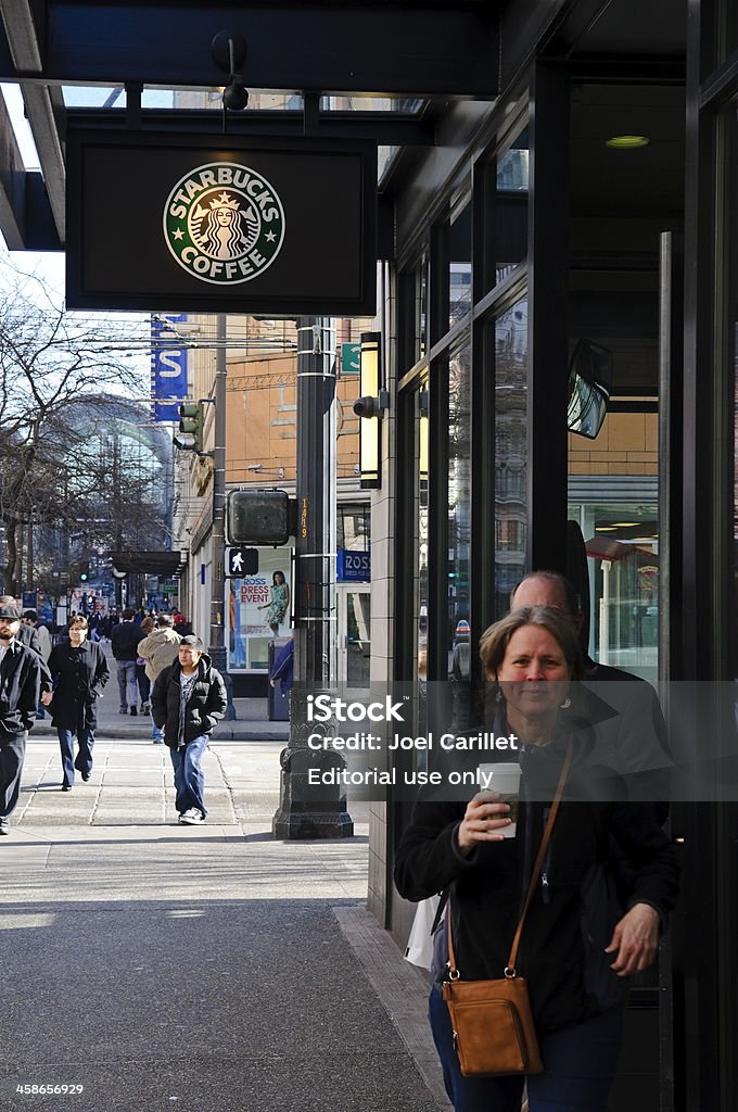 Starbucks клиентов выходе магазин в Сиэтле, штат Вашинг�тон - Стоковые фото Starbucks роялти-фри