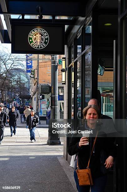 Starbucks Клиентов Выходе Магазин В Сиэтле Штат Вашингтон — стоковые фотографии и другие картинки Starbucks