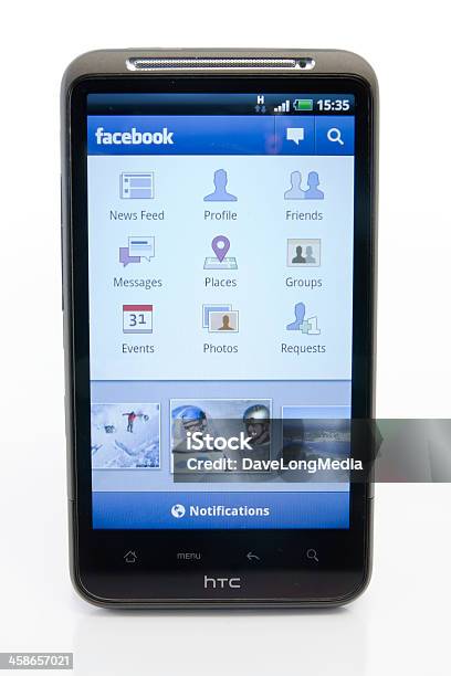 Foto de Htc Desejo Hd E Facebook e mais fotos de stock de Agenda Eletrônica - Agenda Eletrônica, Android - Marca comercial, Aplicação móvel