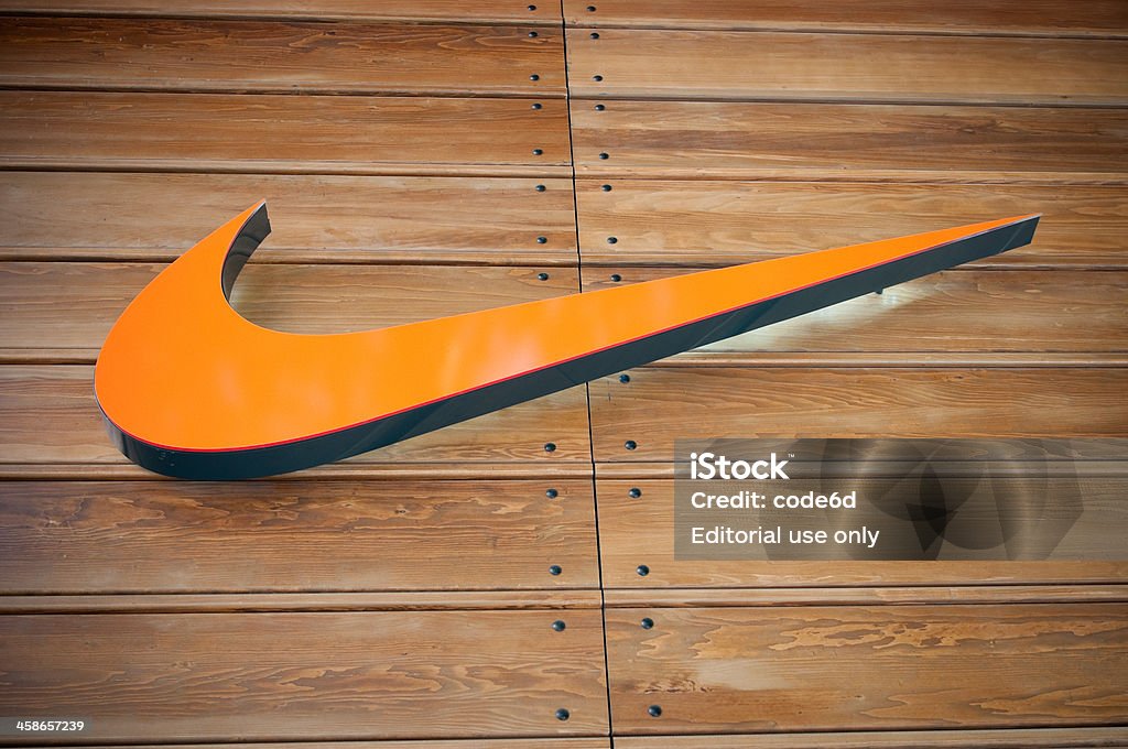 Nike przechowywać logo, Londyn, Wielka Brytania - Zbiór zdjęć royalty-free (Nike - Designer Label)