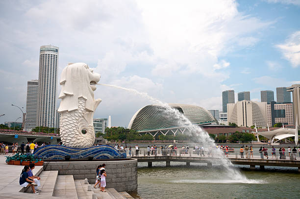 der merlion und esplanade-theater in singapur - editorial asia singapore tourist stock-fotos und bilder