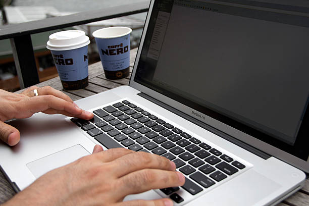 uomo d'affari con il portatile in café - ipad human hand men apple computers foto e immagini stock