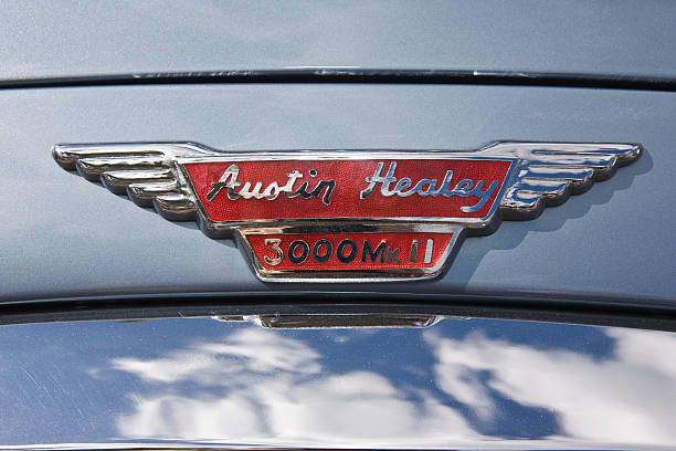 clássico austin healey emblema de capô close-up - hood ornament - fotografias e filmes do acervo