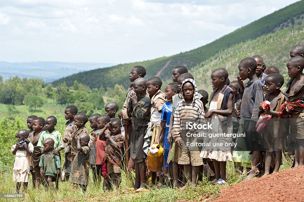 Duża grupa afrykańskich dzieci w pole, Burundi - Zbiór zdjęć royalty-free (Burundi - Afryka Wschodnia)