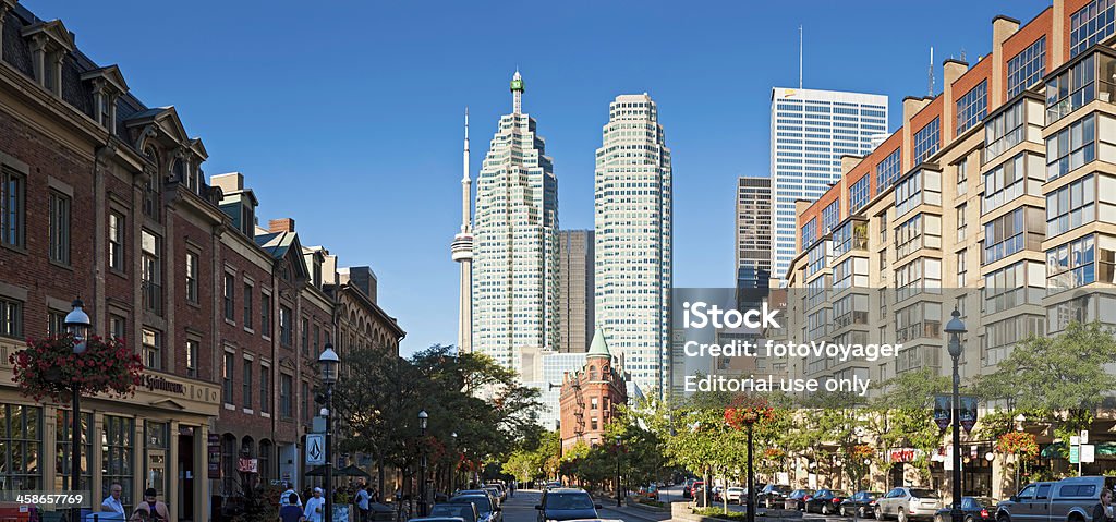 Centro de la ciudad de Toronto largo de las calles pasarelas subterráneas móviles paisaje urbano de Canadá - Foto de stock de Toronto libre de derechos