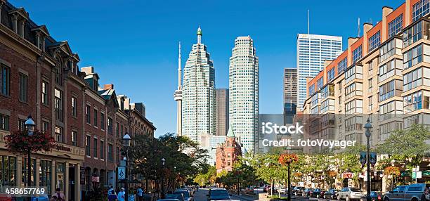 Centro De La Ciudad De Toronto Largo De Las Calles Pasarelas Subterráneas Móviles Paisaje Urbano De Canadá Foto de stock y más banco de imágenes de Toronto