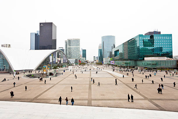 la défense esplanade, paris - candid downtown district editorial horizontal photos et images de collection