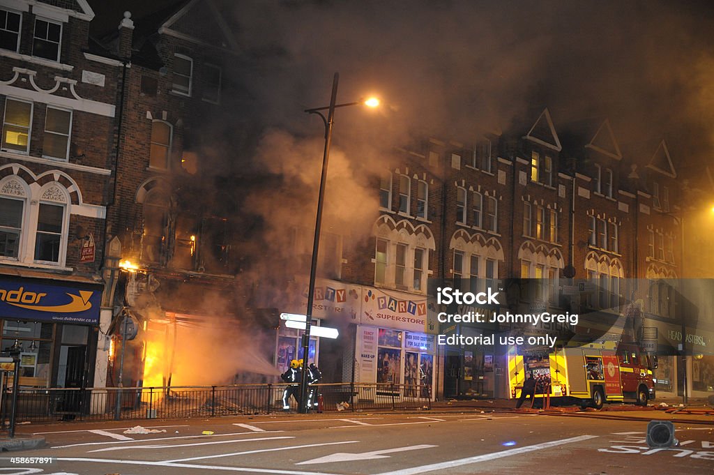 Firefighters douse огонь после беспорядков в Лондоне - Стоковые фото Огонь роялти-фри