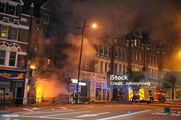 Firefighters Douse Огонь После Беспорядков В Лондоне — стоковые фотографии и другие картинки Огонь