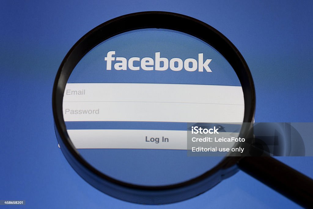 Facebook en lupa - Foto de stock de Comercio electrónico libre de derechos