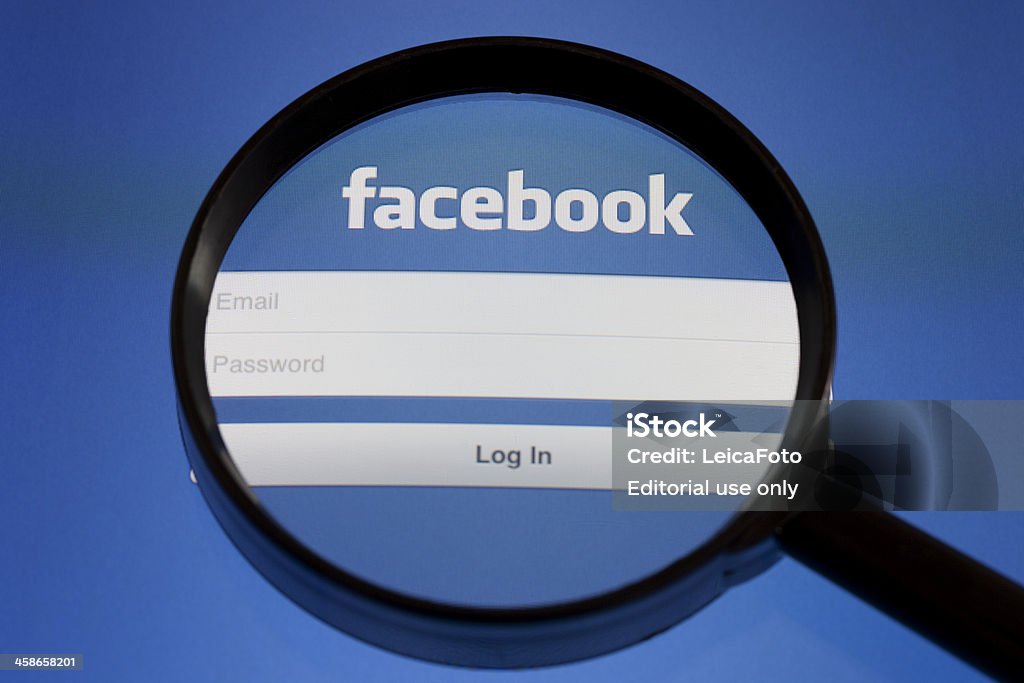 Facebook sous une loupe - Photo de Affaires libre de droits