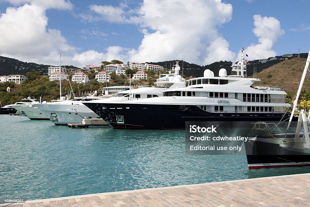 Luksusowe wynajem łodzi zadokowane w Charlotte Amalie Harbor, St.Thomas, USVI - Zbiór zdjęć royalty-free (Jacht)