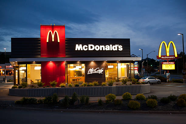 mcdonald's restaurante al atardecer - intellectual property brand name branding symbol fotografías e imágenes de stock