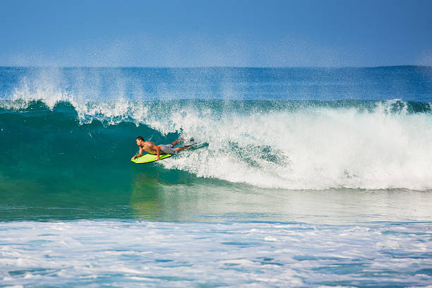 ondas de surfe do havaí, ilha de oahu, havaí - bodysurfing - fotografias e filmes do acervo