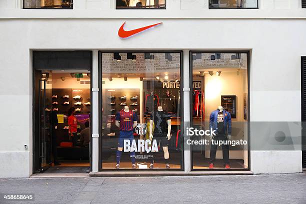 Nike Foto de stock y más banco de imágenes de Nike - Marca de diseñador - Nike - Marca de diseñador, Tienda - Lugar de comercio, Calzado