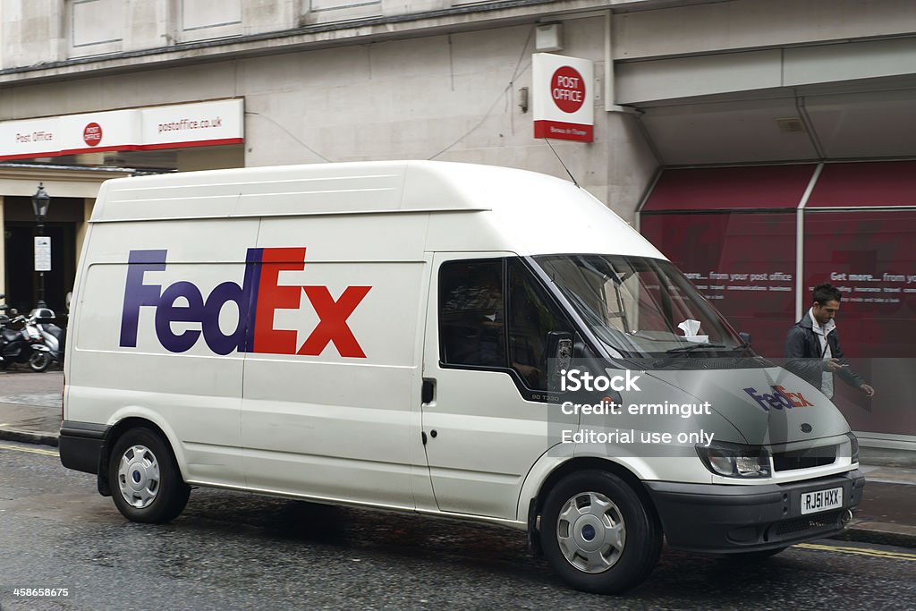 FedEx van sulla giornata di pioggia a Londra - Foto stock royalty-free di Affari