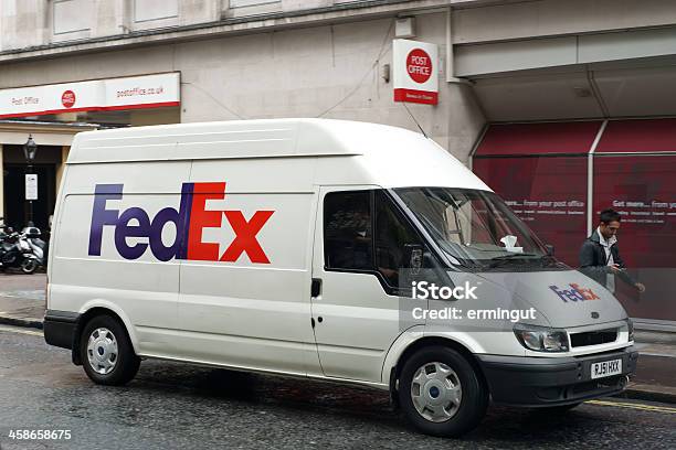 Fedex Van В Дождливый День В Лондоне — стоковые фотографии и другие картинки Federal Express - Federal Express, Автомобиль, Американская культура