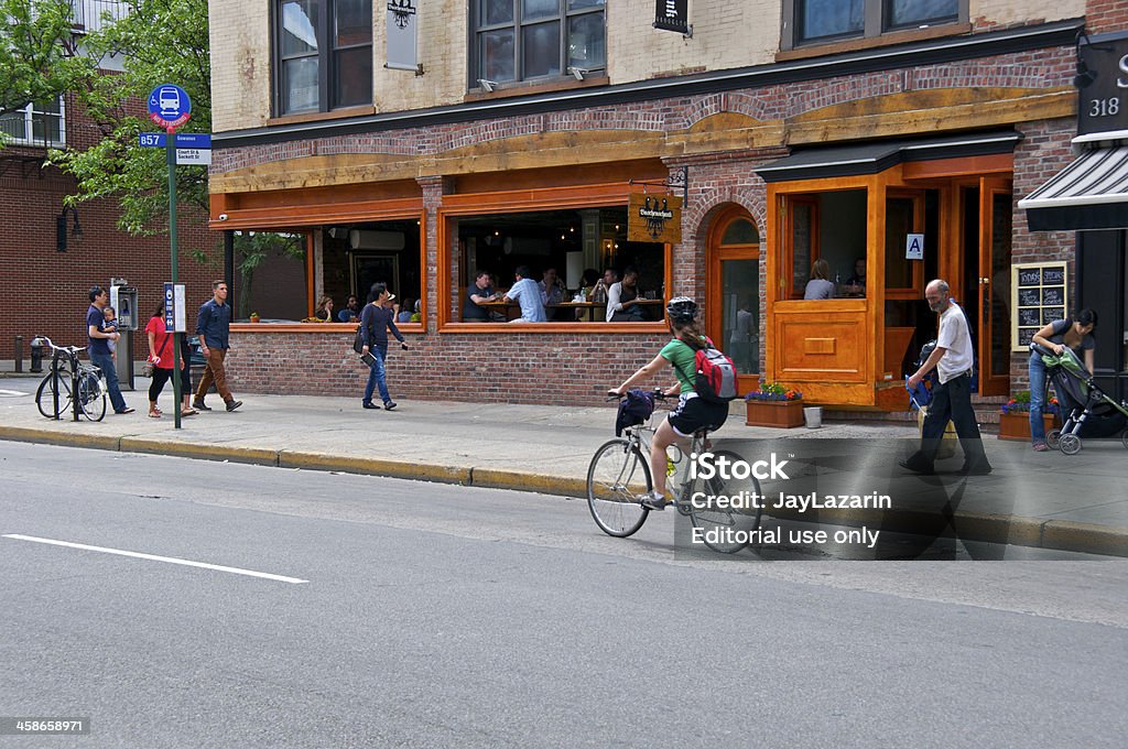 Femme Bicyclist de Cobble Hill, à Brooklyn, New York City - Photo de Brooklyn - New York libre de droits