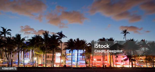 Praia De Miami City Skyline Em Florida Usa - Fotografias de stock e mais imagens de South Beach - South Beach, Amarelo, Anoitecer