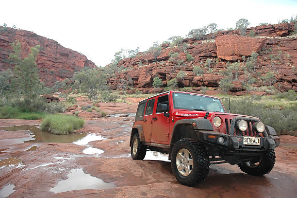 red jeep wrangler, 4x4, 4wd, offroad, palm valley, northern territory - jeep stockfoto's en -beelden
