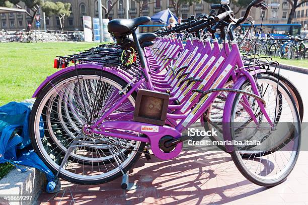 Florence De Carros Bicicletas - Fotografias de stock e mais imagens de Ao Ar Livre - Ao Ar Livre, Bicicleta, Fila - Arranjo