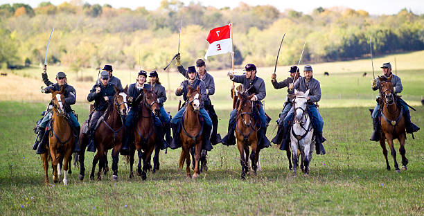 cavalaria da confederação responsável em vale de shenandoah, virgínia - confederate soldier imagens e fotografias de stock