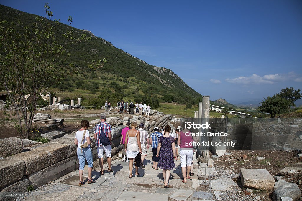 Touristes marcher autour d'Éphèse - Photo de Antique libre de droits