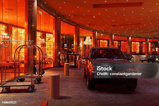 Fiesta Elaborado La Entrada Del Hotel Foto de stock y más banco de imágenes de Ayuda de cámara - Ayuda de cámara, Hotel, Coche de Prestigio