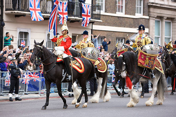 tambour chevaux pour le jubilé de diamant de la reine procession d'état - queen jubilee crowd london england photos et images de collection