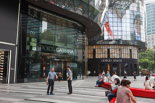 de compras em orchard road, em cingapura - dolce & gabbana - fotografias e filmes do acervo