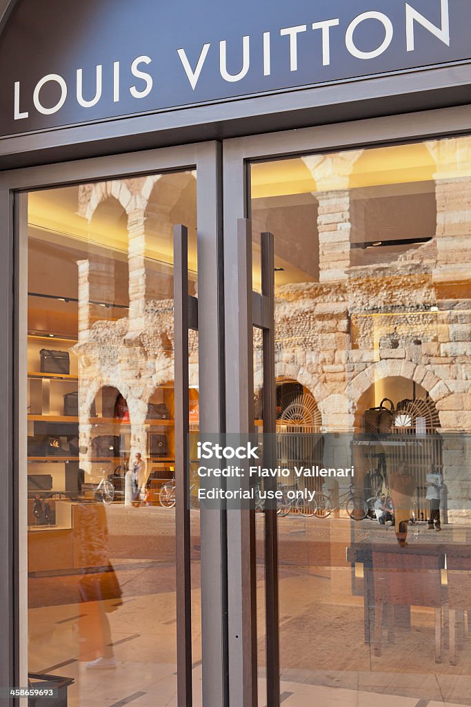 Tienda Louis Vuitton en Via Mazzini, Verona, Italia - Foto de stock de Aire libre libre de derechos