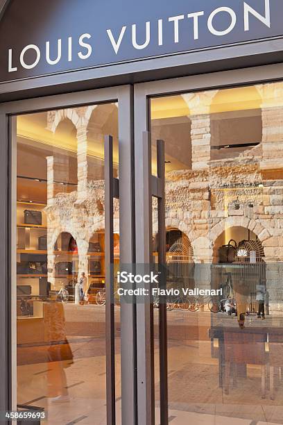 Tienda Louis Vuitton En Via Mazzini Verona Italia Foto de stock y más banco de imágenes de Aire libre
