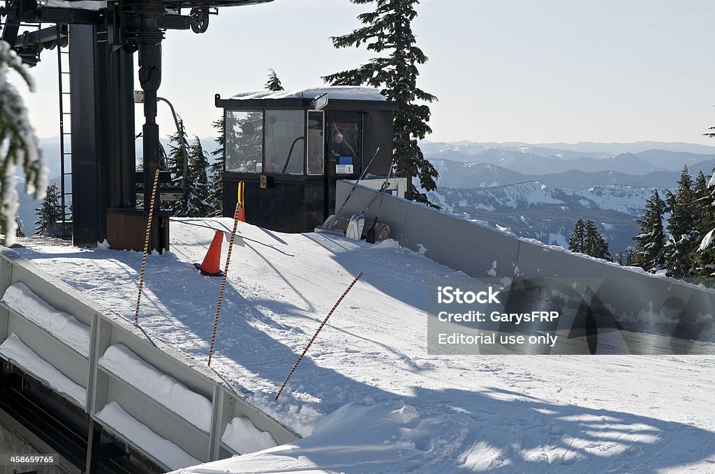 チェアリフト Timberline スキーリゾートで雪のフードオレゴン州実装 - 1人のロイヤリティフリーストックフォト