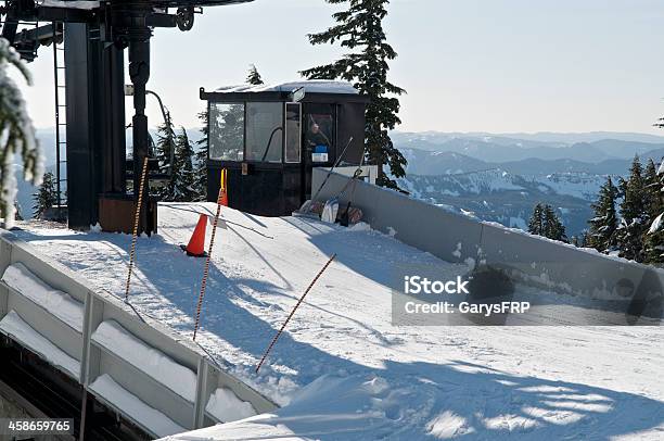 チェアリフト Timberline スキーリゾートで雪のフードオレゴン州実装 - 1人のストックフォトや画像を多数ご用意 - 1人, アメリカ太平洋岸北西部, エディトリアル