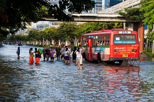 tajlandia powodzie-ludzie się na autobus - bangkok mass transit system zdjęcia i obrazy z banku zdjęć