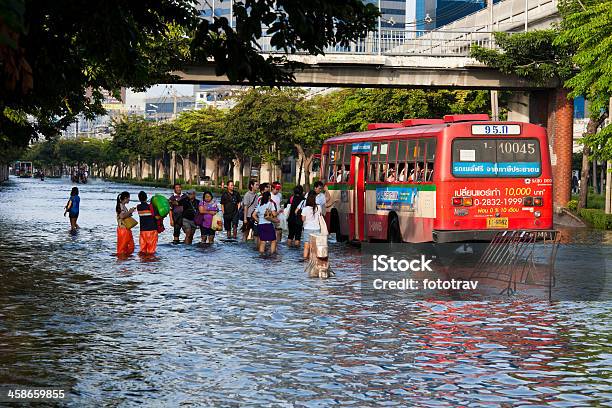 Tailândia Inundaçõespessoas Como No Autocarro - Fotografias de stock e mais imagens de Enchente - Enchente, Alterações climáticas, Banguecoque