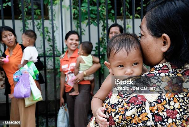 Cambojano As Mulheres E Crianças - Fotografias de stock e mais imagens de Cuidados de Saúde e Medicina - Cuidados de Saúde e Medicina, Camboja, País em Desenvolvimento