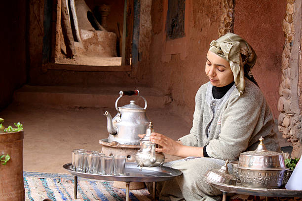 culture berbère femme prépare de thé à la menthe - moroccan culture atlas mountains marrakech morocco photos et images de collection