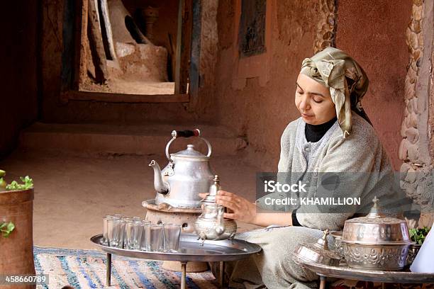 Berbero Donna Prepara Tè Alla Menta - Fotografie stock e altre immagini di Marocco - Marocco, Tè - Bevanda calda, Cultura marocchina