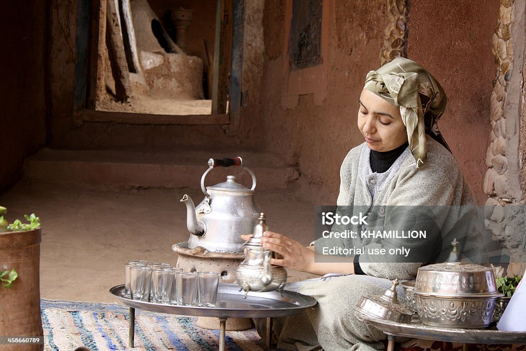 Бербер женщина готовит mint Чай - Стоковые фото Марокко роялти-фри