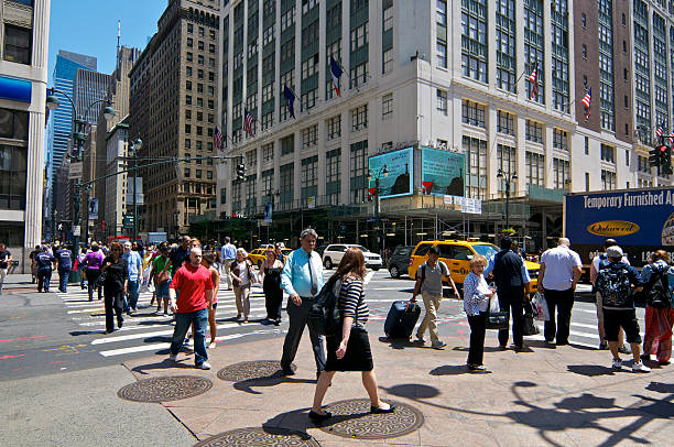 nyc skrzyżowań, w.34th st & 7th avenue, manhattan - editorial shadow new york city manhattan zdjęcia i obrazy z banku zdjęć