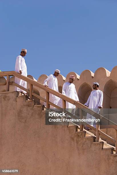 Quattro Uomini - Fotografie stock e altre immagini di Adulto - Adulto, Ambientazione esterna, Arabia