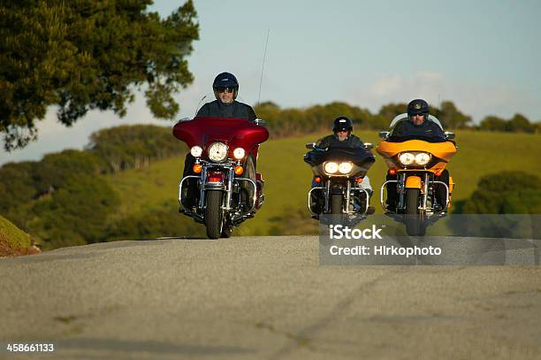 Photo libre de droit de Harley Cyclistes Pour Une Croisière banque d'images et plus d'images libres de droit de Activité - Activité, Avenue, Blouson en cuir