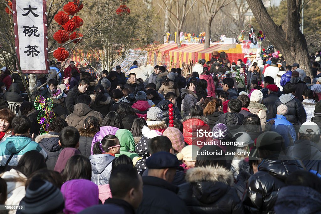 Los visitantes disfrutan la Spring Festival Temple Fair - Foto de stock de Adulto libre de derechos