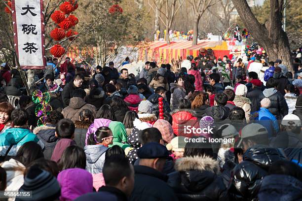 Los Visitantes Disfrutan La Spring Festival Temple Fair Foto de stock y más banco de imágenes de Adulto