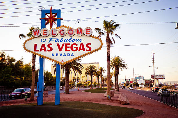 добро пожаловать в сказочный лас-вегас знак на закат - vegas sign фотографии стоковые фото и изображения