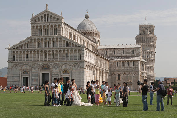 catedral y torre de pisa - leaning tower of pisa people crowd tourism fotografías e imágenes de stock