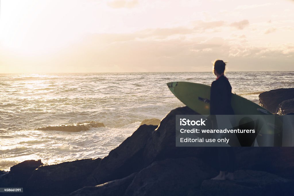 Giovane donna con tavola da surf - Foto stock royalty-free di 20-24 anni