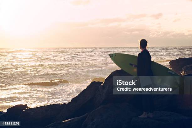 Giovane Donna Con Tavola Da Surf - Fotografie stock e altre immagini di 20-24 anni - 20-24 anni, Acqua, Adulto